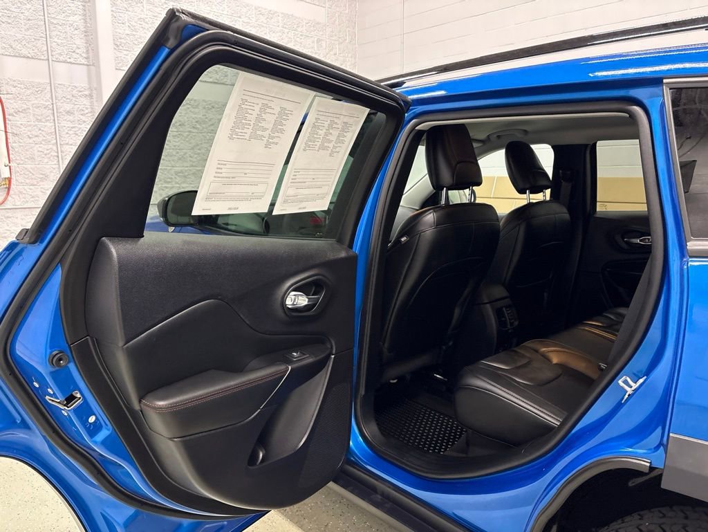 Used 2022 Jeep Cherokee Trailhawk AWD/4WD image 28