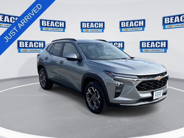 Used 2025 Chevrolet Trax LT w/ LT Convenience Package FWD image 2