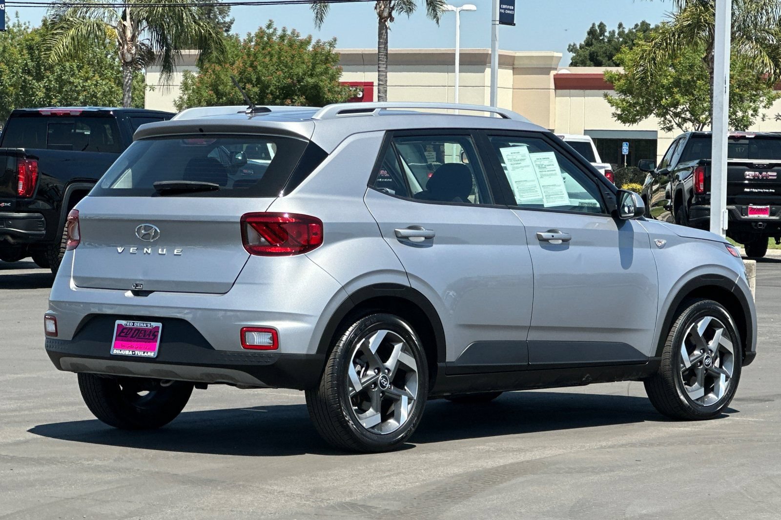 Used 2025 Hyundai Venue SEL FWD image 4