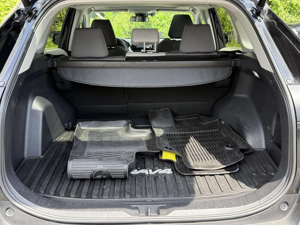 Used 2022 Toyota RAV4 XLE w/ Convenience Package AWD/4WD image 11