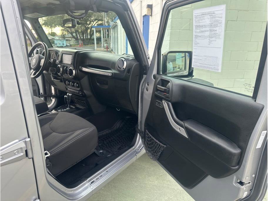 Used 2018 Jeep Wrangler Unlimited Rubicon w/ Connectivity Group image 27