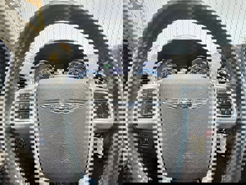 Used 2013 Chrysler Town & Country Touring image 12