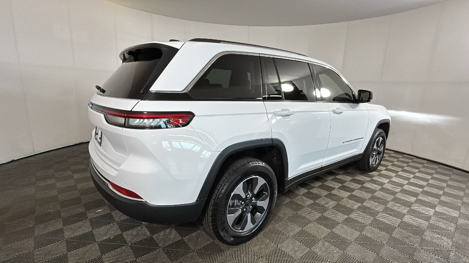 Used 2022 Jeep Grand Cherokee Limited 4xe w/ Luxury Tech Group II AWD/4WD image 3