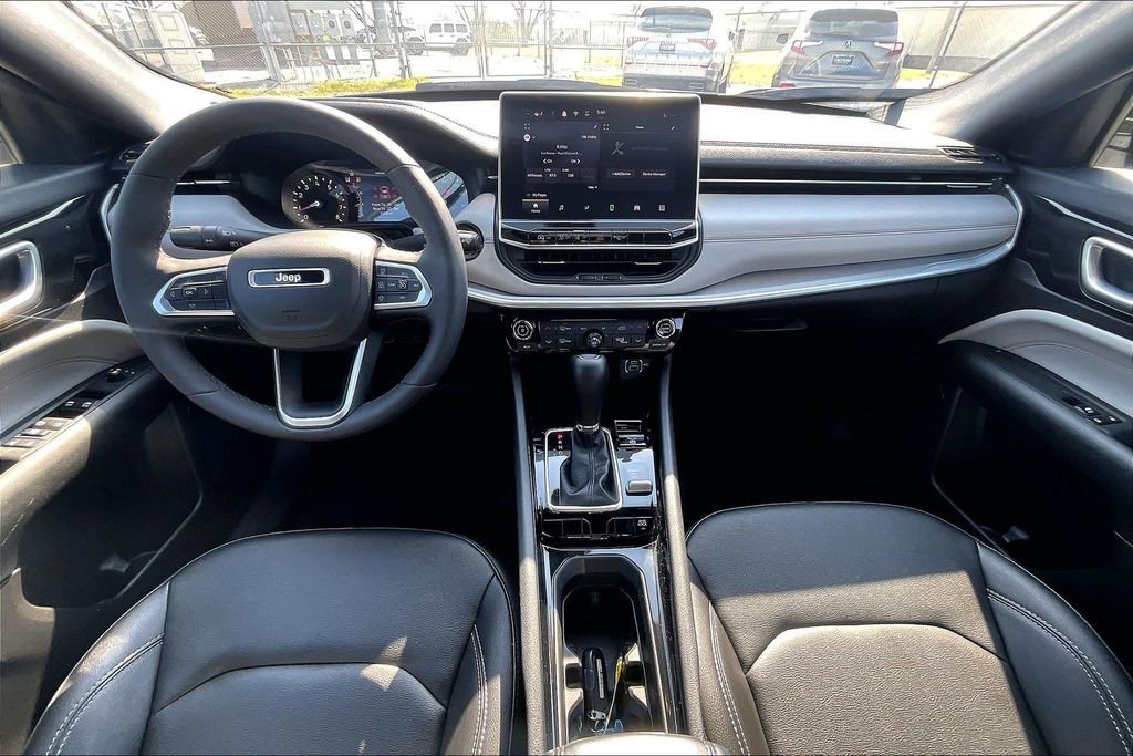 Used 2025 Jeep Compass Limited image 19