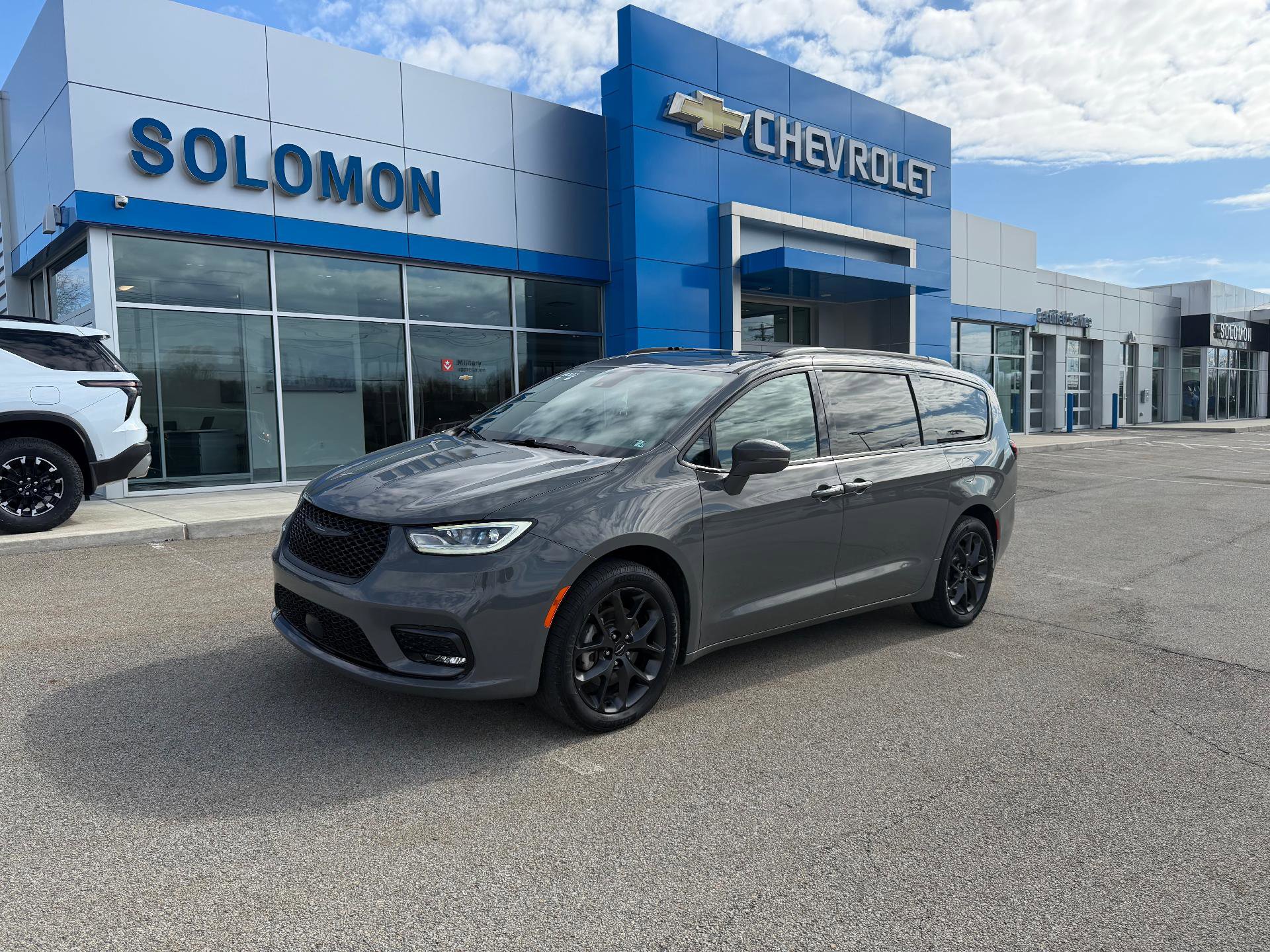 Used 2022 Chrysler Pacifica Touring-L w/ S Appearance Package image 2