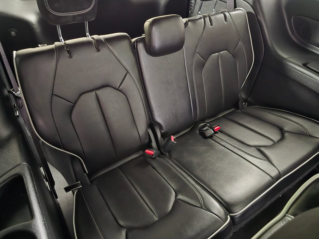 Used 2023 Chrysler Pacifica Limited w/ Uconnect Theater Family Group FWD image 39