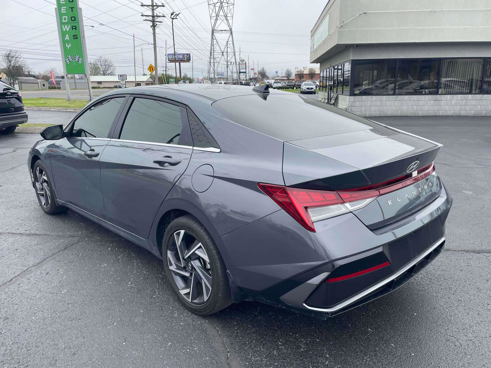 Used 2024 Hyundai Elantra SEL w/ Convenience Package image 3