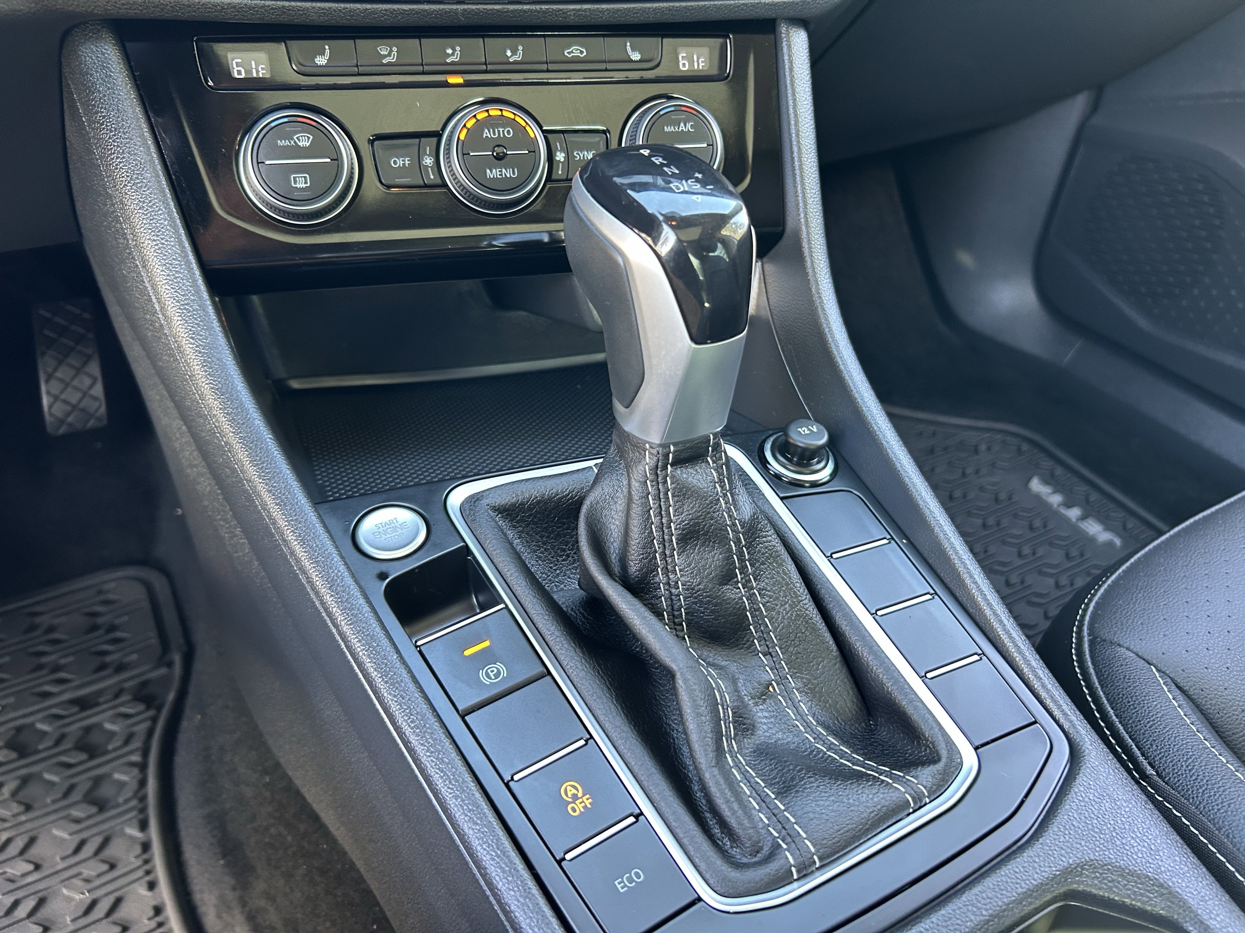 Used 2022 Volkswagen Jetta SE w/ Panoramic Sunroof Package FWD image 24