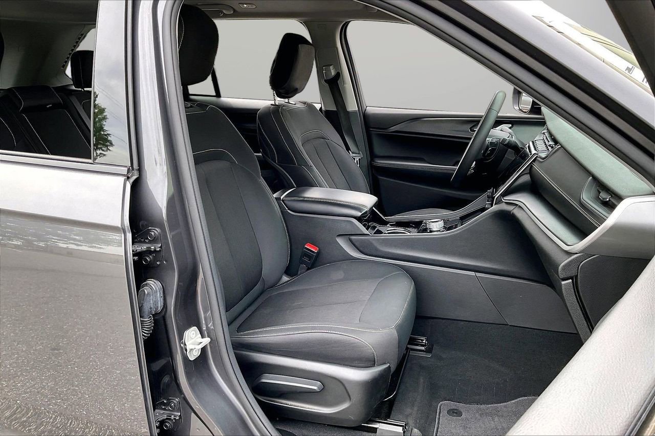 Used 2023 Jeep Grand Cherokee Laredo image 23