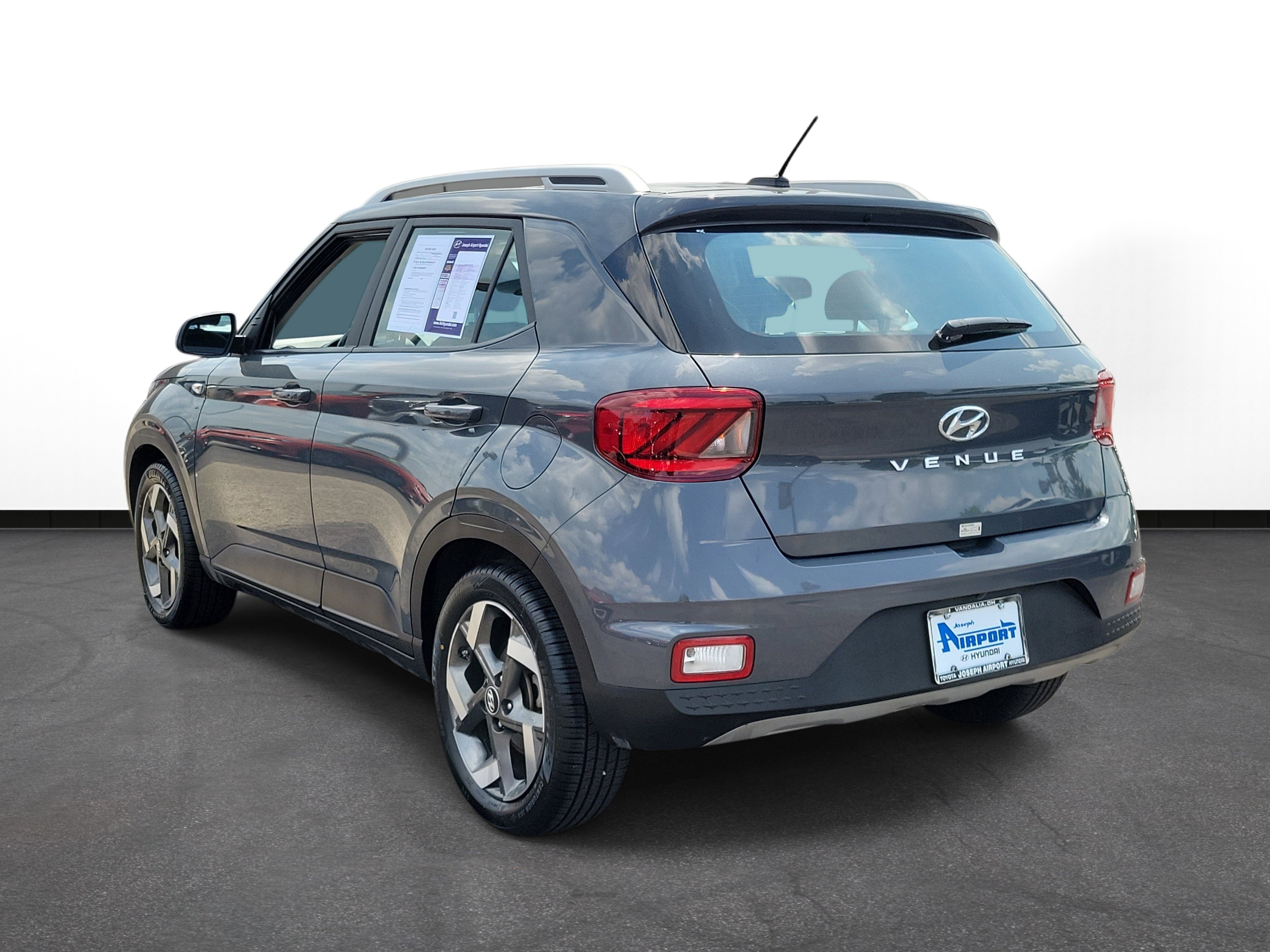 Used 2025 Hyundai Venue SEL FWD image 3