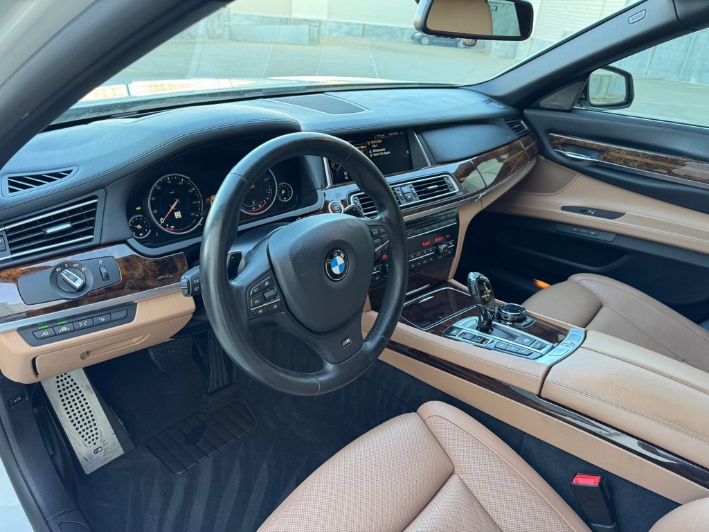 Used 2015 BMW 750Li xDrive image 9