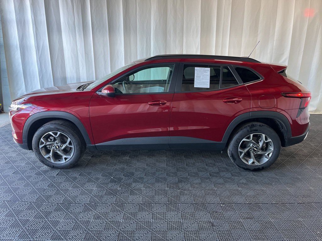 Used 2025 Chevrolet Trax LT w/ Driver Confidence Package FWD image 28