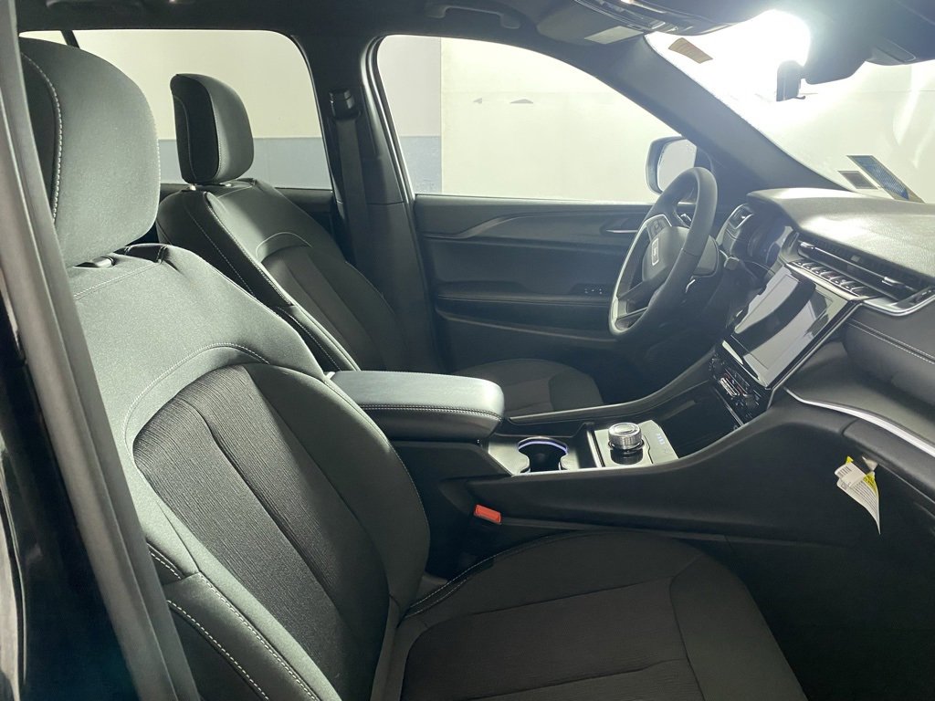 Used 2025 Jeep Grand Cherokee Laredo w/ Luxury Tech Group I image 31