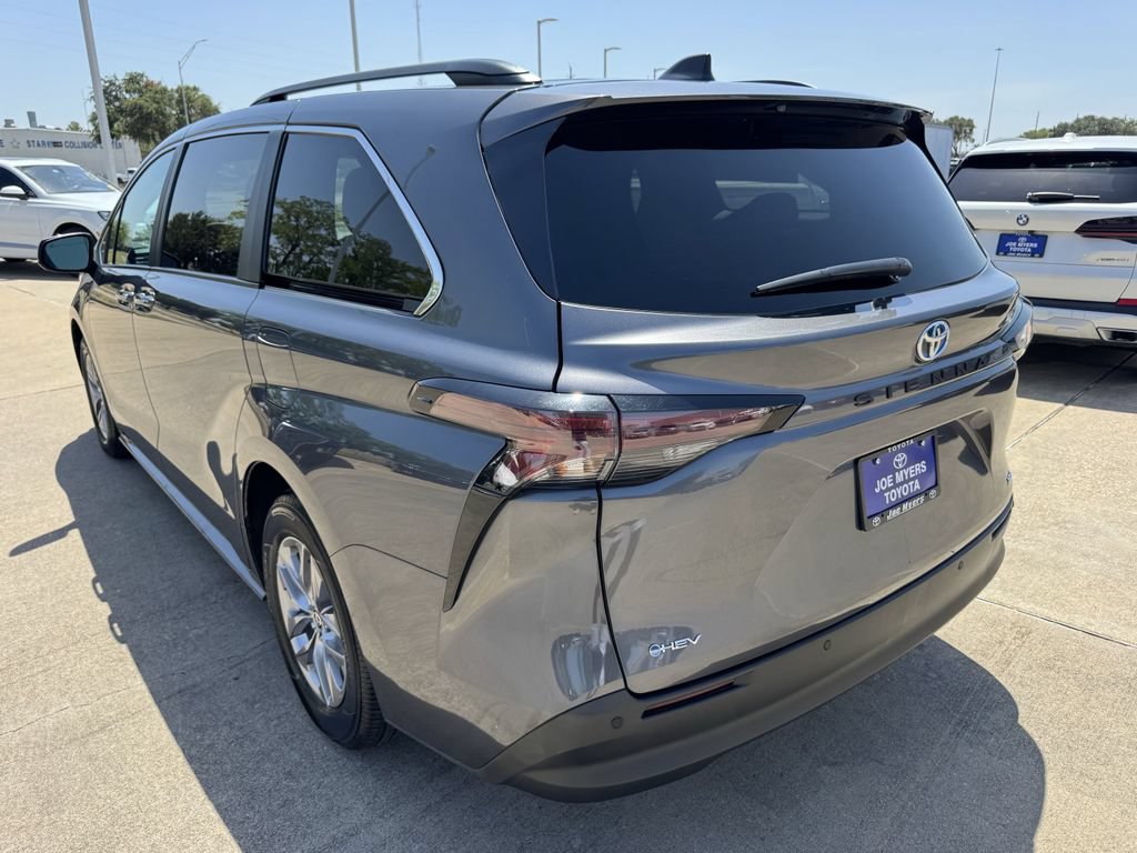 Used 2025 Toyota Sienna XLE FWD image 5
