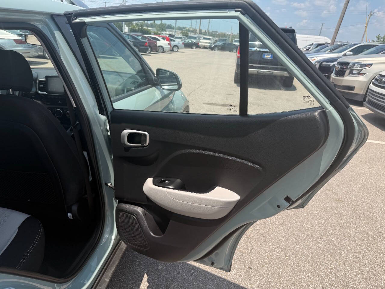 Used 2025 Hyundai Venue SEL FWD image 32