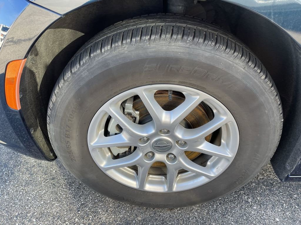 Used 2023 Chrysler Pacifica Touring-L image 2