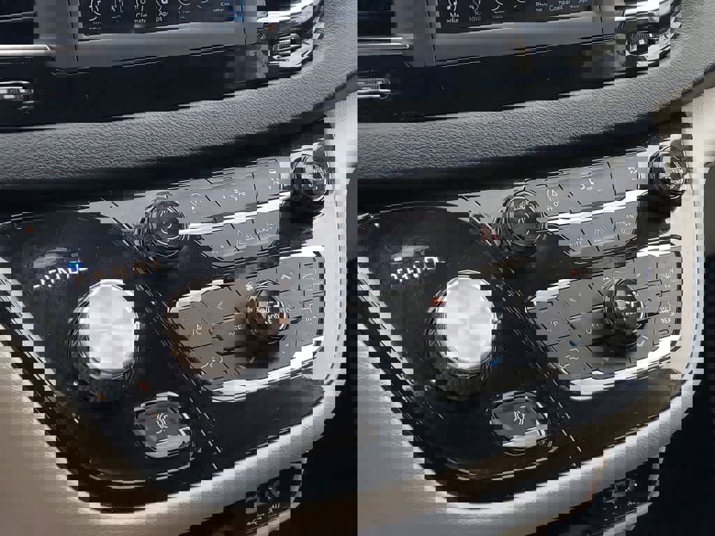 Used 2020 Chrysler Pacifica Touring w/ Tire & Wheel Group image 27