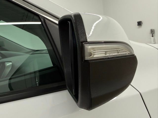 Used 2023 GMC Terrain SLT image 13