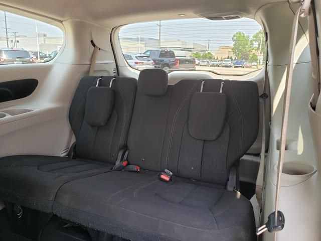 Used 2017 Chrysler Pacifica Touring FWD image 14