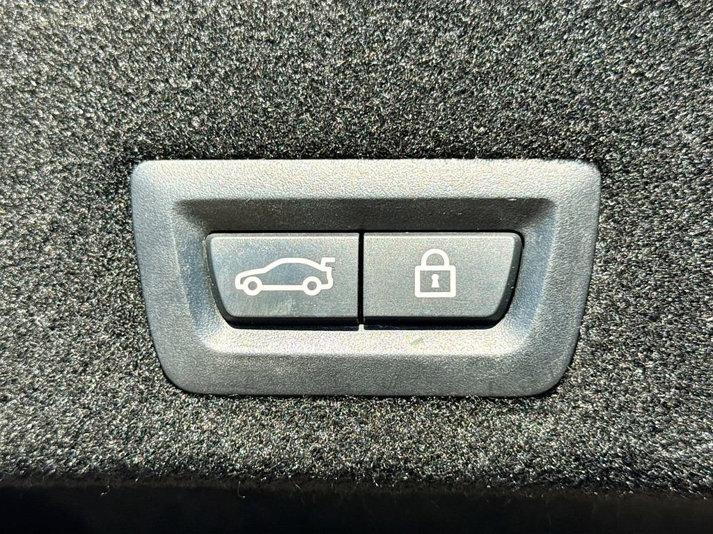 Used 2018 BMW M760i xDrive image 13