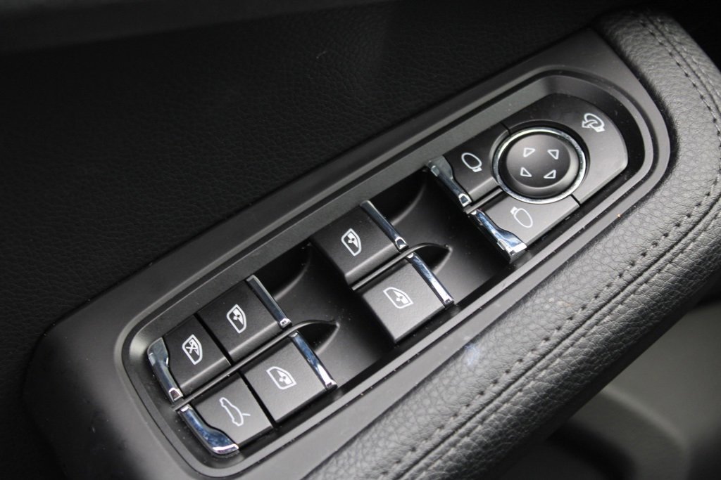 Used 2025 Porsche Macan image 19