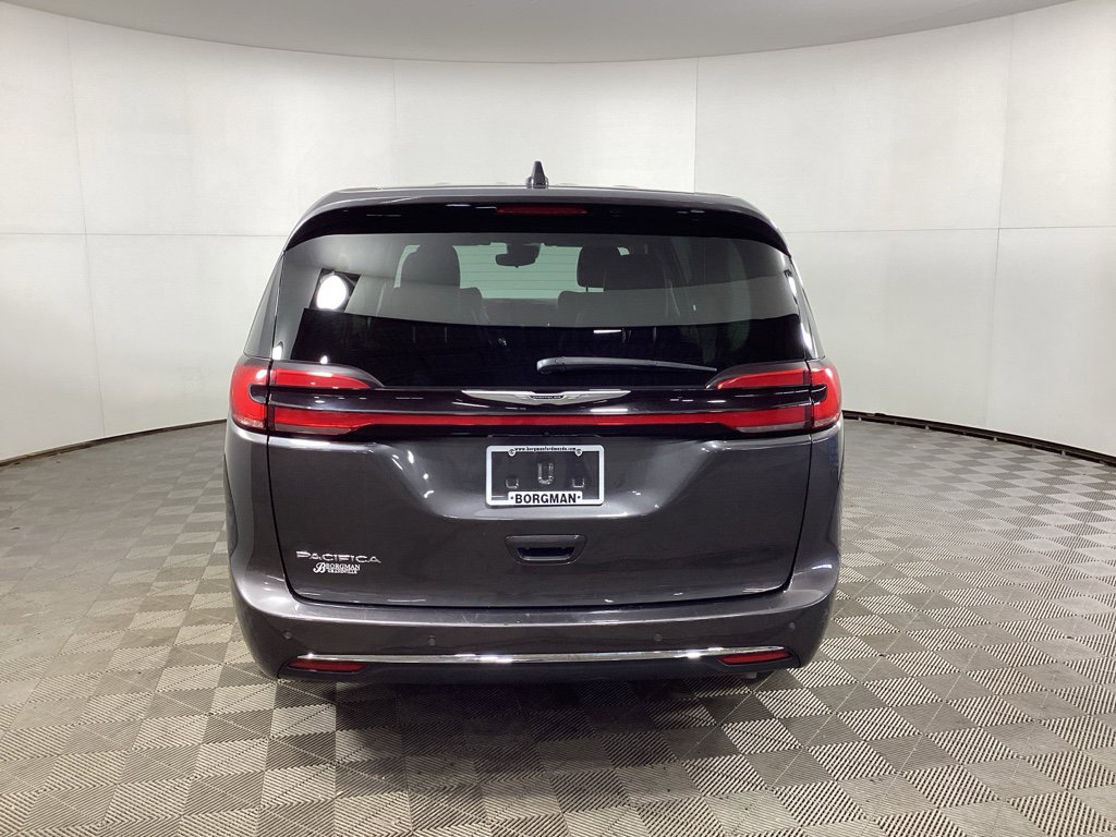 Used 2023 Chrysler Pacifica Touring-L image 3