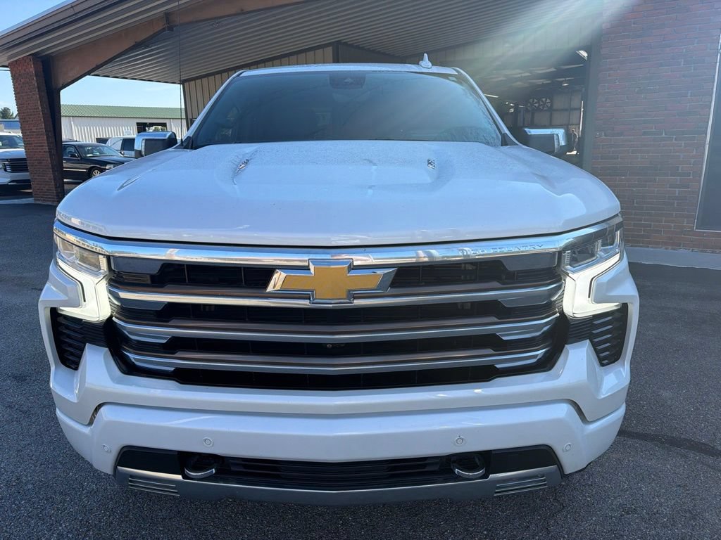 Used 2022 Chevrolet Silverado 1500 High Country w/ High Country Premium Package AWD/4WD image 2