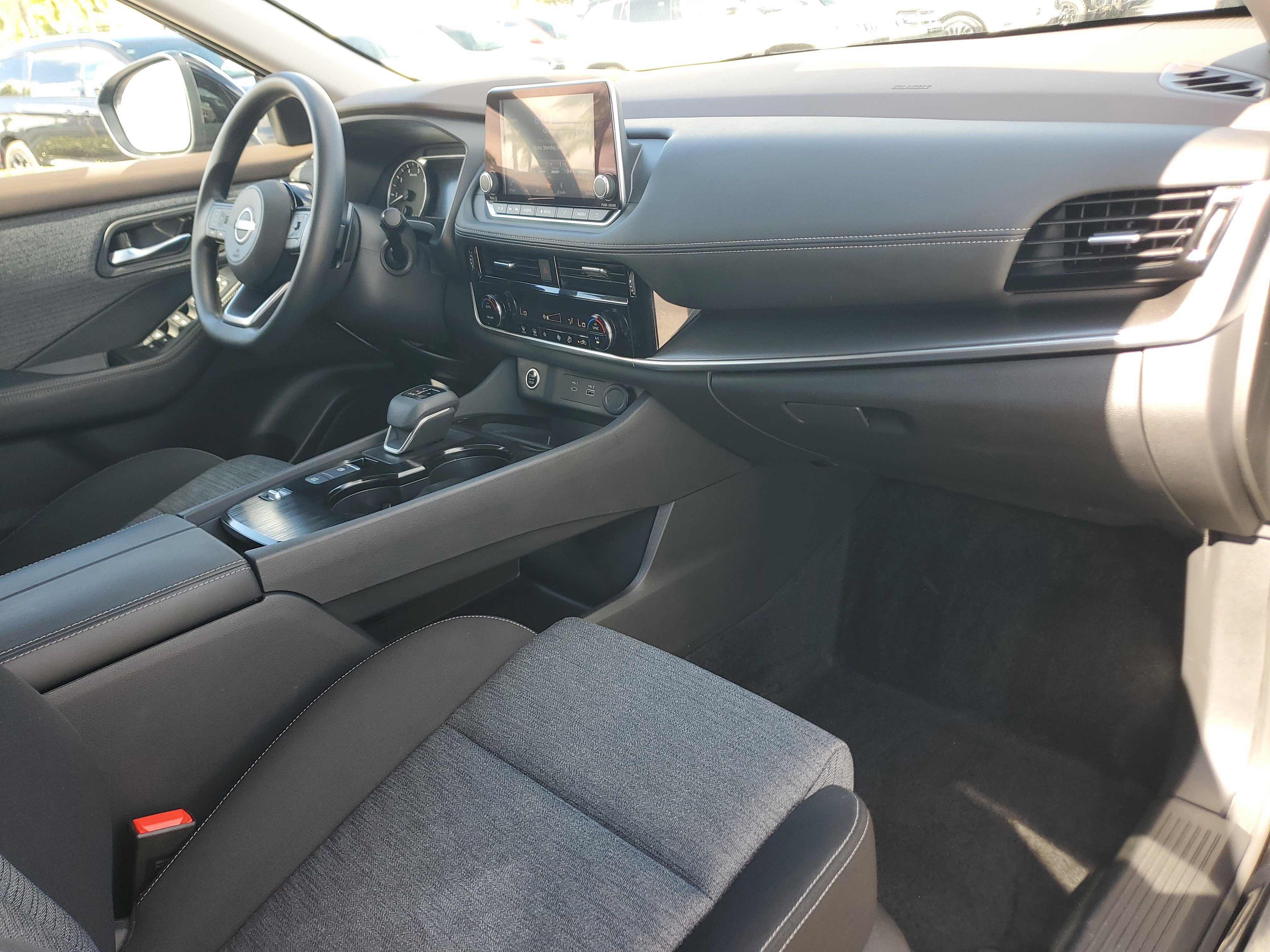 Used 2022 Nissan Rogue SV image 14