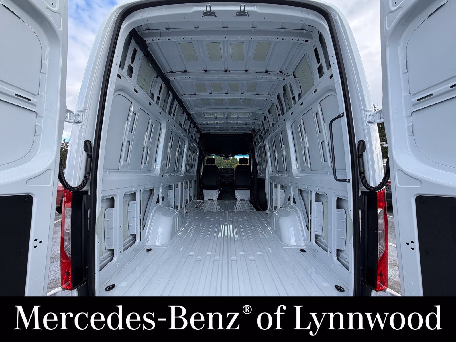 Used 2025 Mercedes-Benz Sprinter 2500 image 11