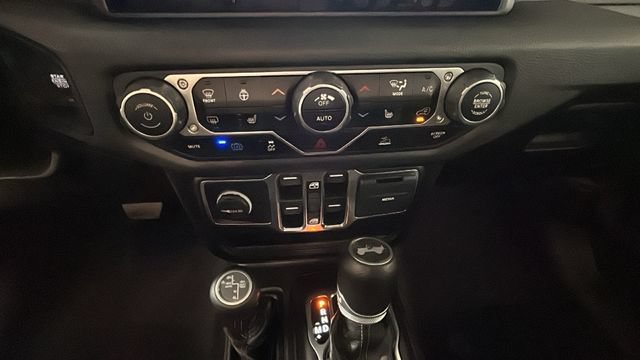 Used 2024 Jeep Wrangler Unlimited w/ Convenience Group AWD/4WD image 22