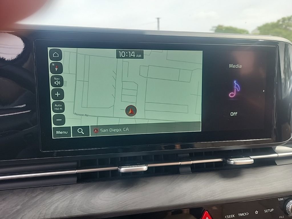 Used 2023 Kia Carnival EX image 20