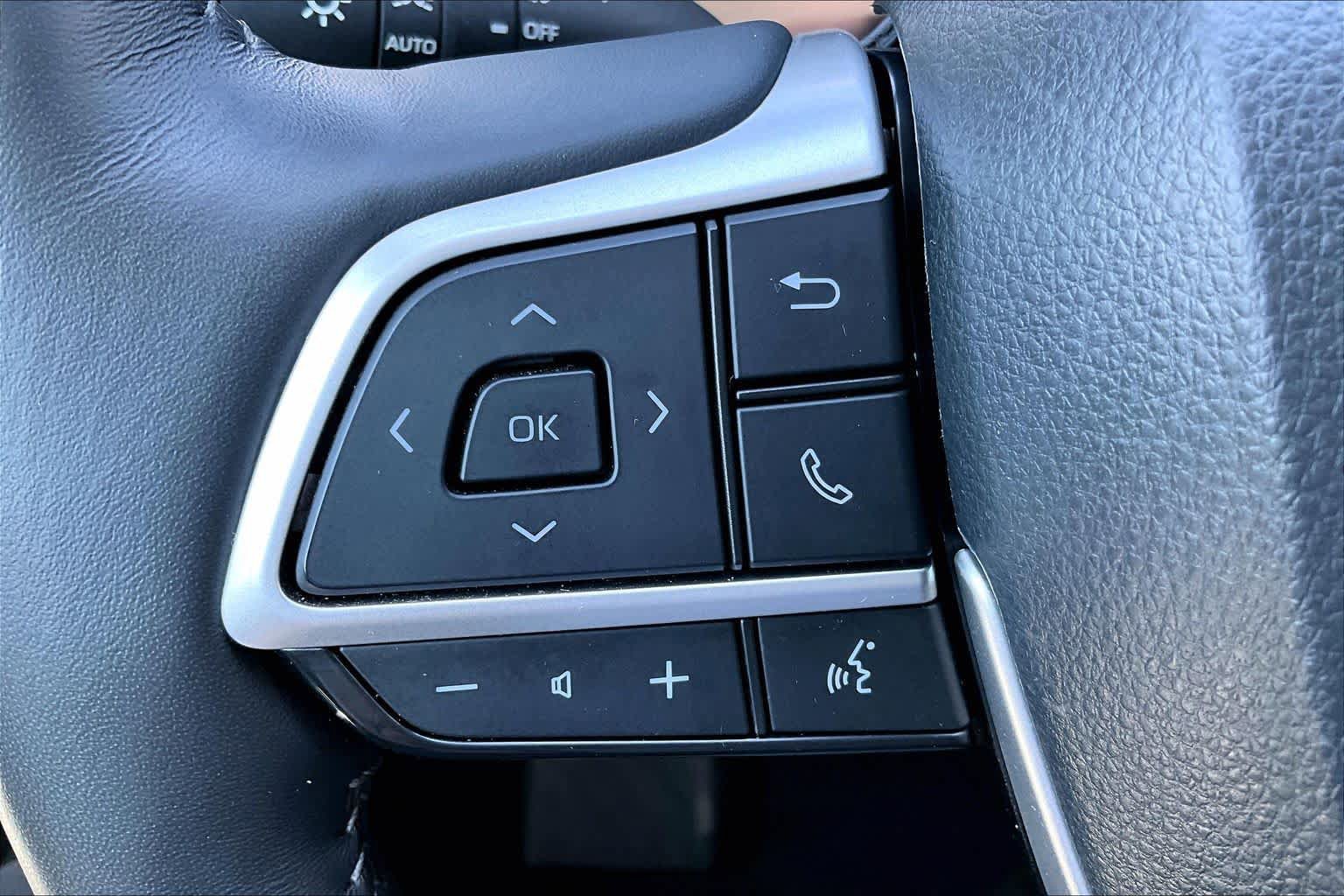 Used 2024 Toyota Highlander Platinum FWD image 22