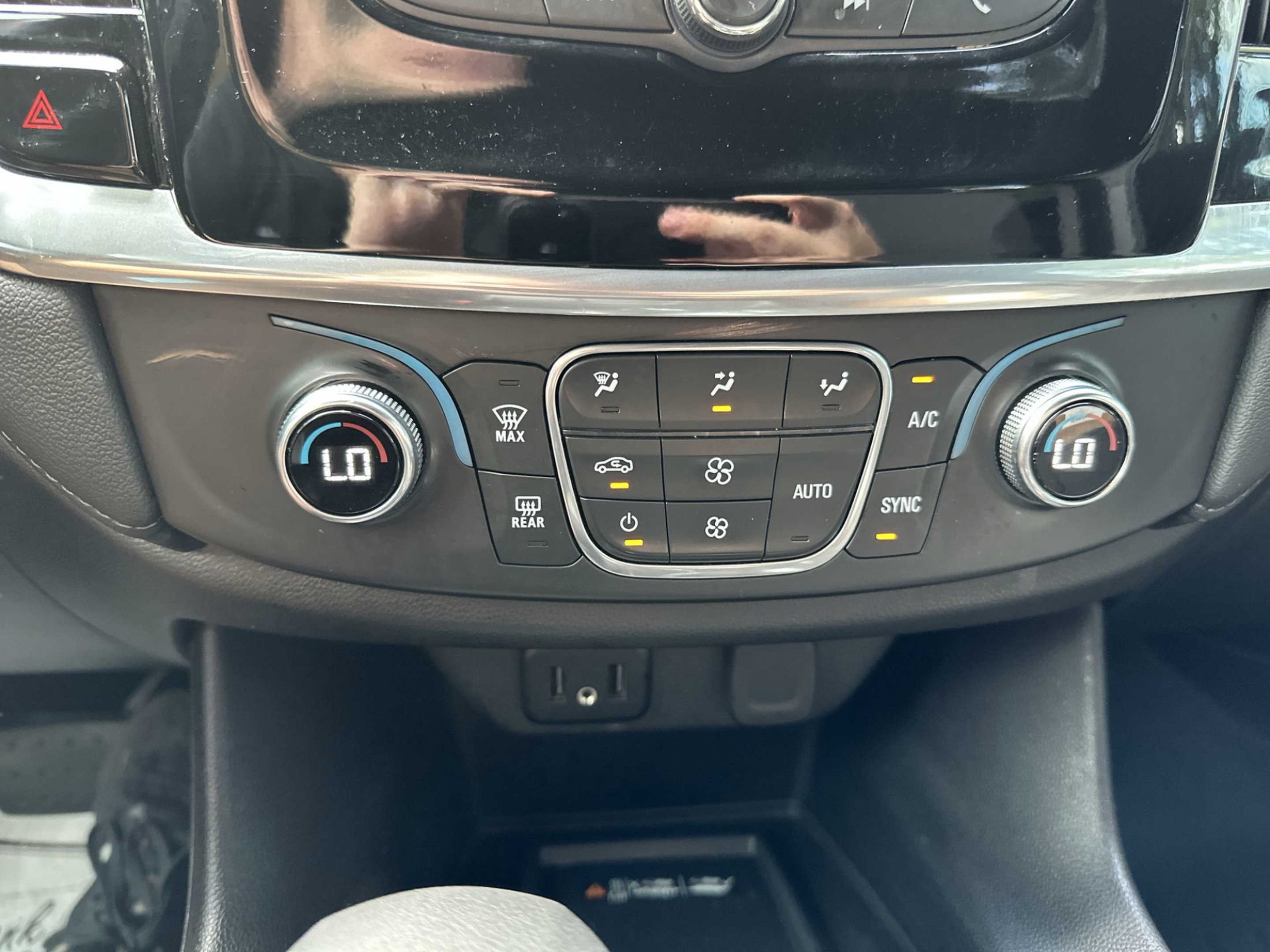Used 2022 Chevrolet Traverse LT FWD image 16