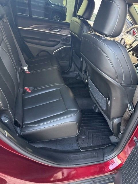 Used 2025 Jeep Grand Cherokee Limited w/ Black Appearance Package image 11