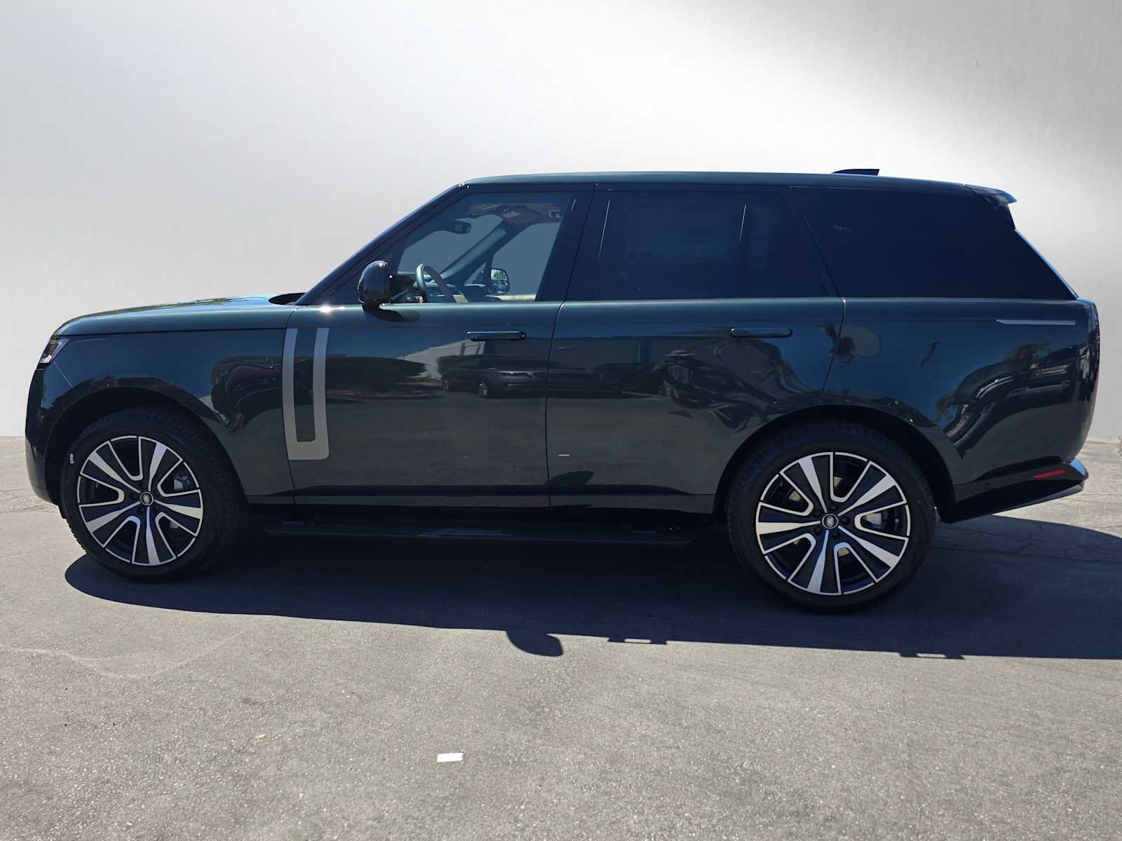 New 2025 Land Rover Range Rover SE image 2