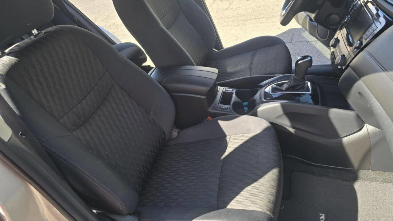 Used 2018 Nissan Rogue SV image 16