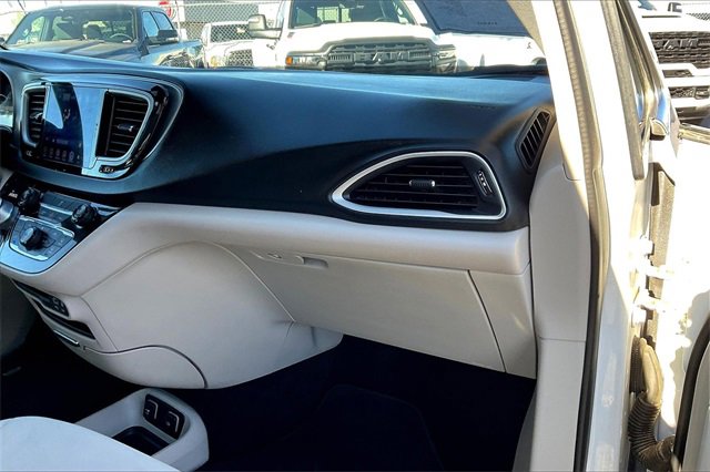 Used 2017 Chrysler Pacifica Touring Plus image 16