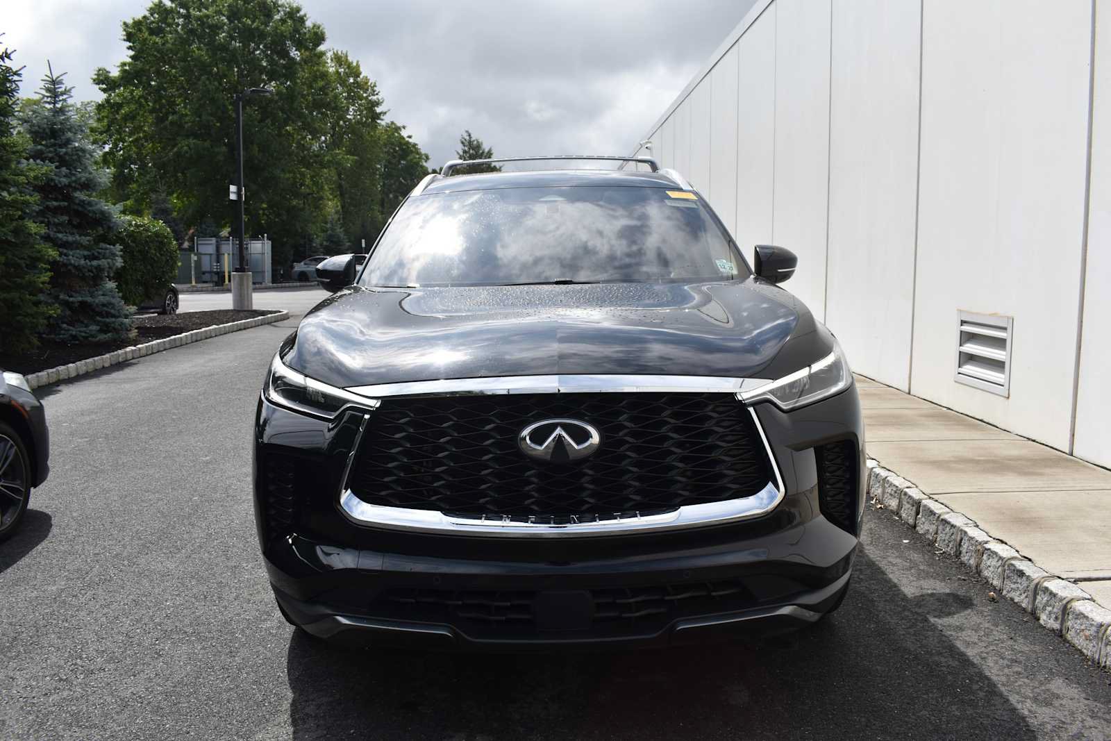 Used 2023 INFINITI QX60 Sensory w/ Vision Package AWD/4WD image 2