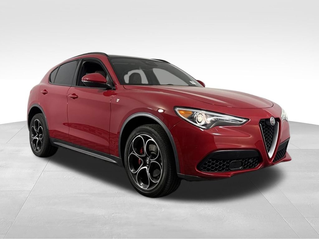 Used 2023 Alfa Romeo Stelvio Ti AWD/4WD image 5