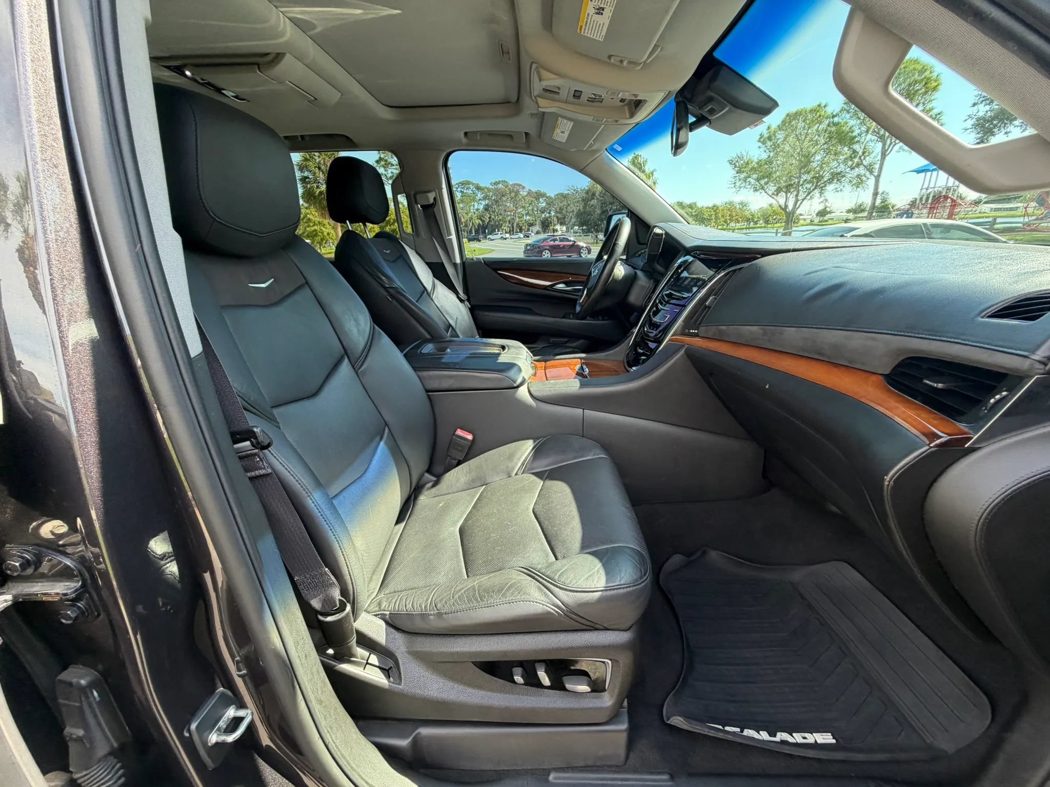Used 2016 Cadillac Escalade Luxury RWD image 14