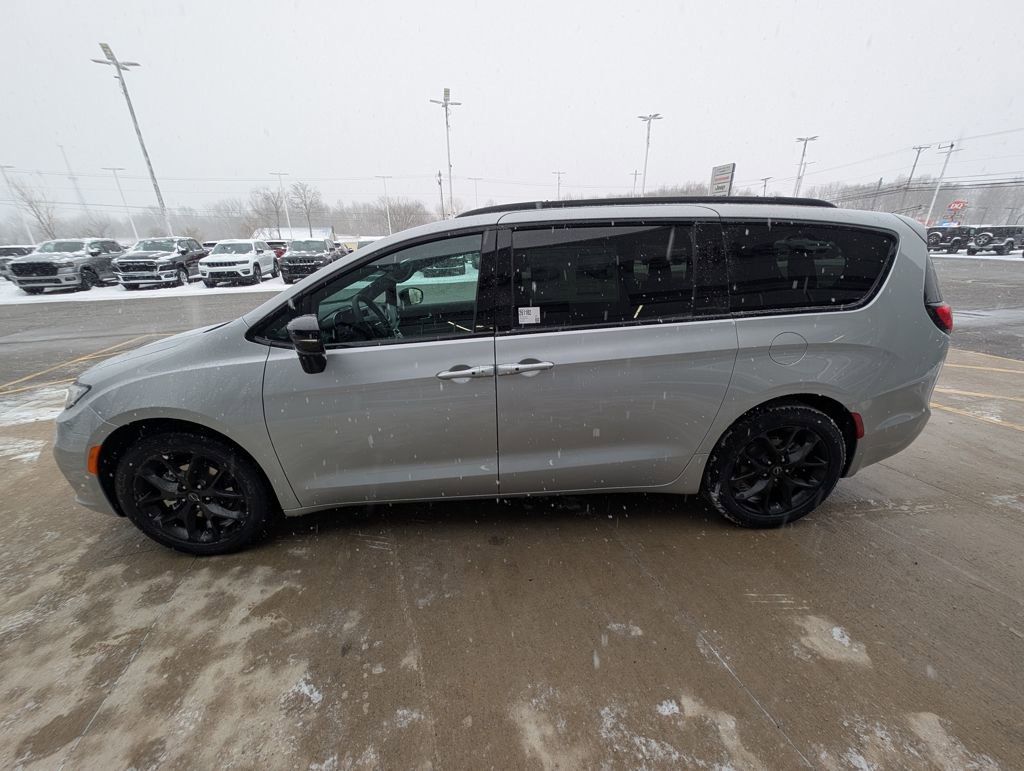 New 2026 Chrysler Pacifica Select w/ S Appearance Package image 8