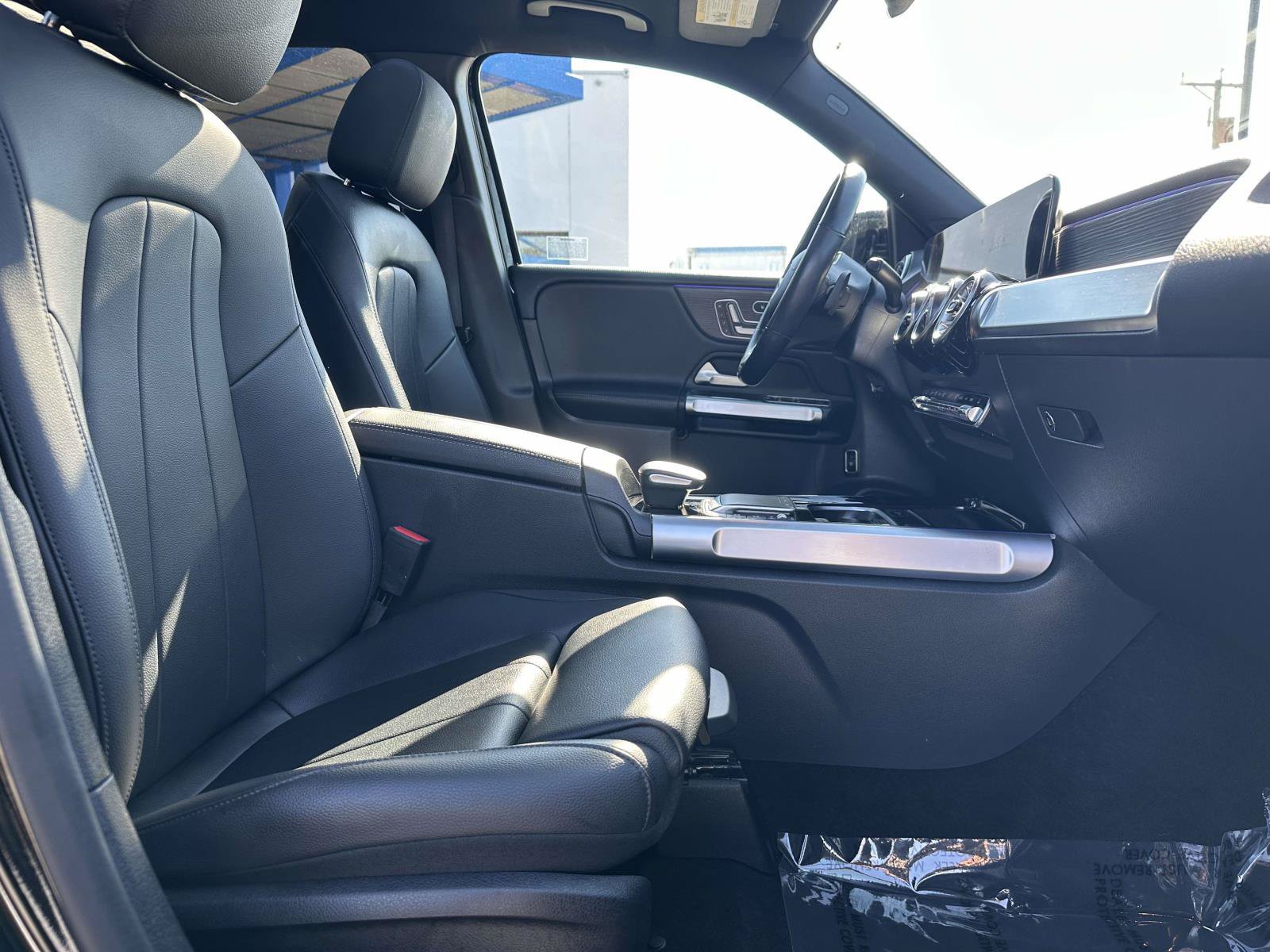 Used 2023 Mercedes-Benz GLB 250 4MATIC w/ Premium Package image 30