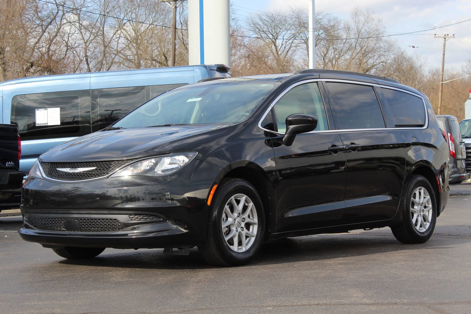 Used 2021 Chrysler Voyager Lxi image 3