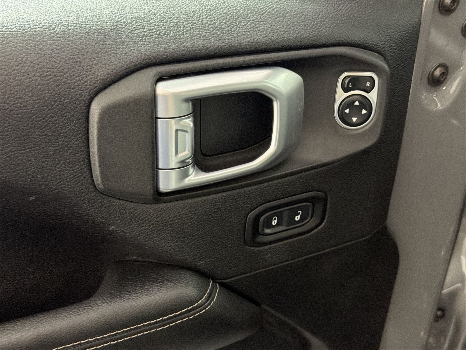 Used 2020 Jeep Wrangler Unlimited Sahara AWD/4WD image 23
