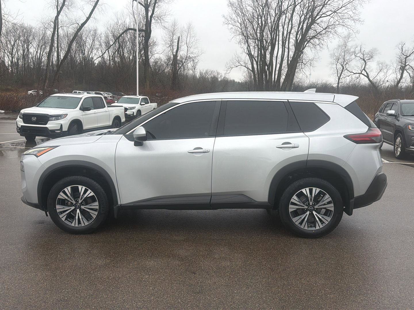 Used 2022 Nissan Rogue SV image 2
