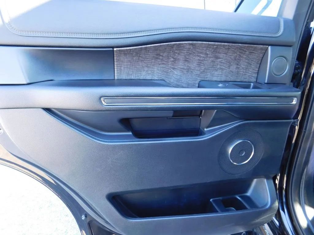 Used 2021 Ford Expedition Limited image 12