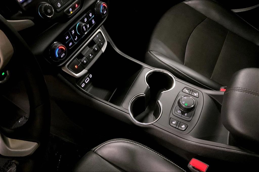 Used 2024 GMC Terrain SLT image 16