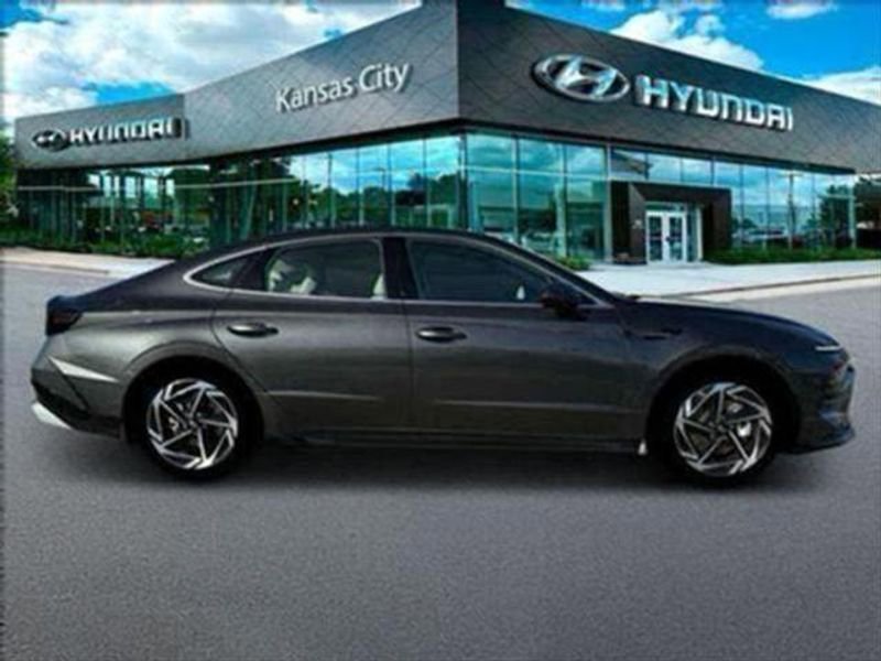 New 2025 Hyundai Sonata SEL image 2