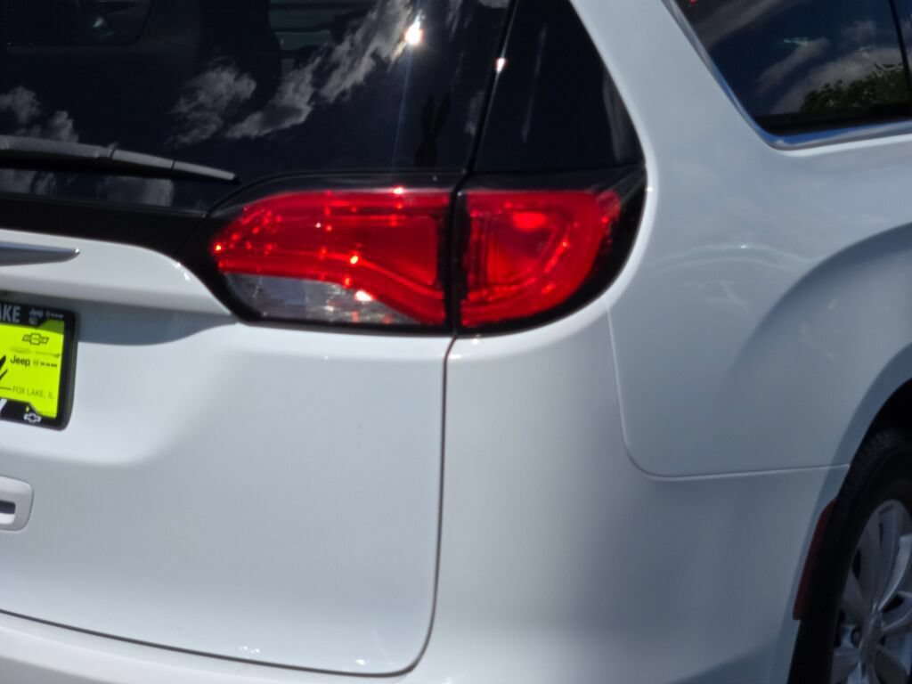 Used 2017 Chrysler Pacifica Touring FWD image 5