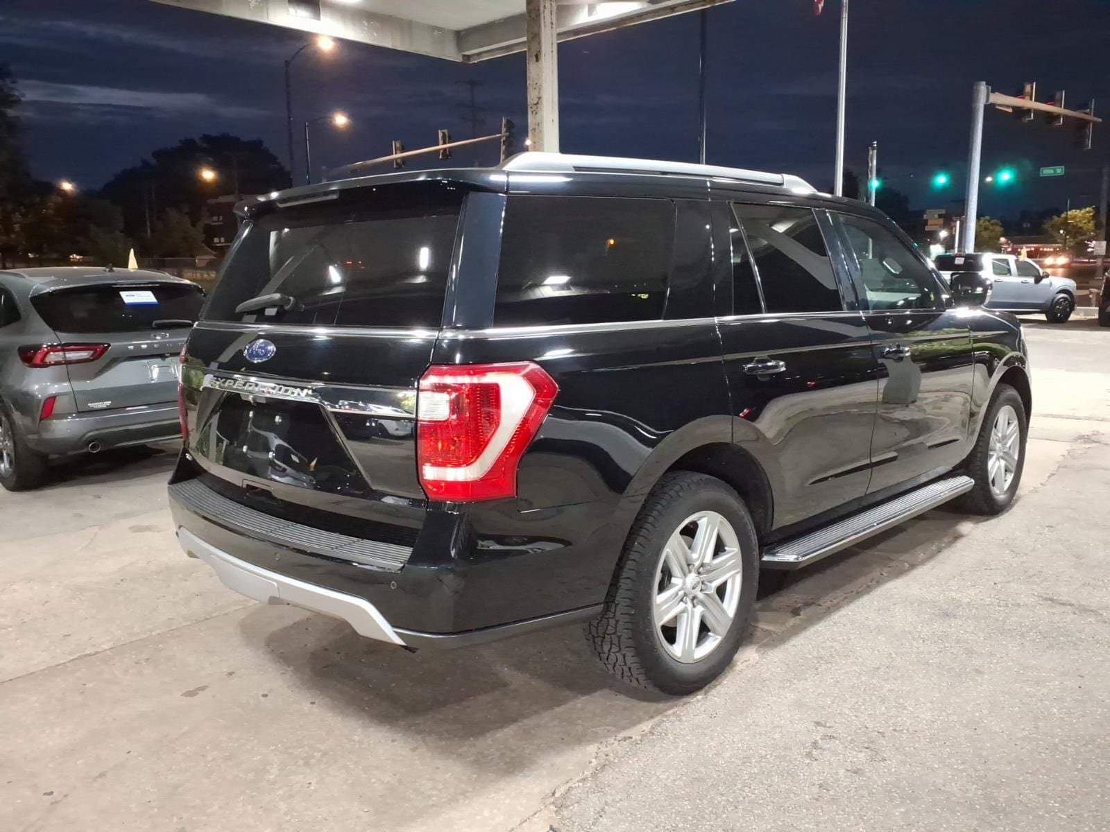 Used 2018 Ford Expedition XLT w/ Equipment Group 202A AWD/4WD image 3